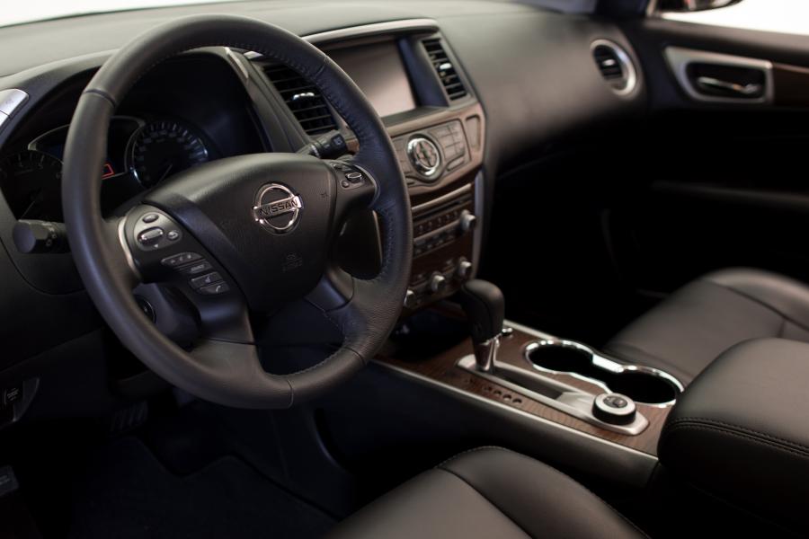 Интерьер Nissan Pathfinder 2017 года  (LA) (фото 10 из 32)